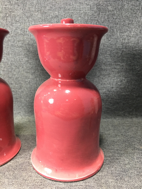 古玩陶瓷70年代精品胭脂紅釉燭臺一對,老庫存原盒子拍賣,當前價格169元