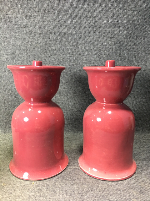 古玩陶瓷70年代精品胭脂紅釉燭臺一對,老庫存原盒子拍賣,當前價格169元