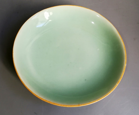 古玩陶瓷嘉慶醬釉邊豆青釉盤拍賣，當前價格666元