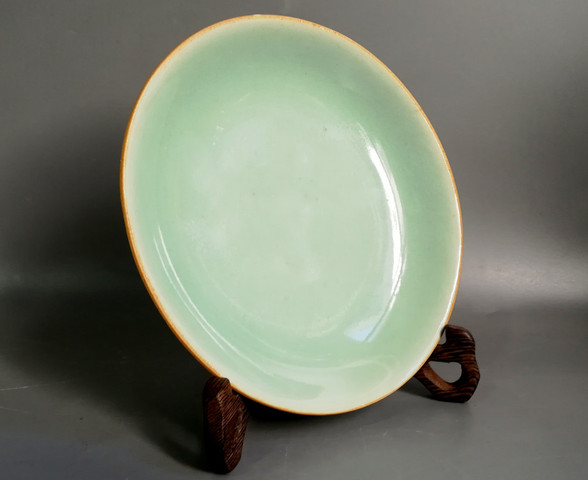 古玩陶瓷嘉慶醬釉邊豆青釉盤拍賣，當前價格666元