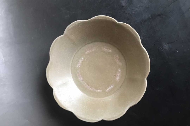 古玩陶瓷五代十國越窯青瓷花口洗拍賣，當前價格8888元