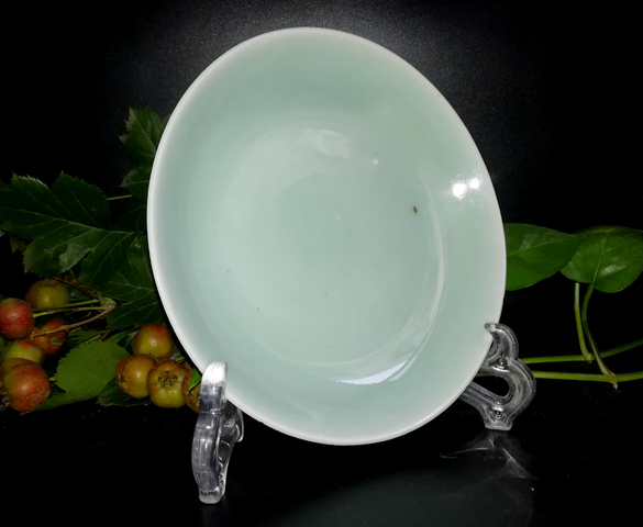 古玩陶瓷釉水瑩潤的豆青盤拍賣,當前價格666元