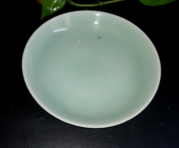 古玩陶瓷釉水瑩潤的豆青盤拍賣,當前價格666元