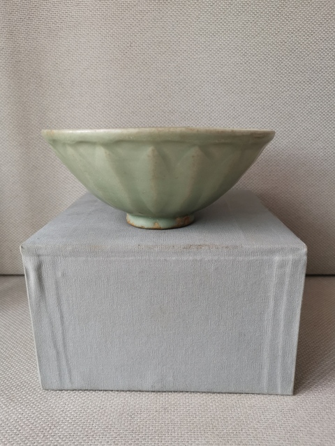 古玩陶瓷精品宋代龍泉窯青釉蓮瓣碗拍賣，當(dāng)前價(jià)格8800元