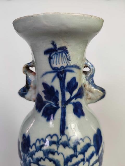 中国清代永和軒款豆青釉青花人物山水紋天球瓶、高さ31cm X径20cm口径7cm 域鉴古玩】清中期豆青釉青花凤穿牡丹图狮耳盘口瓶（上海文物商店