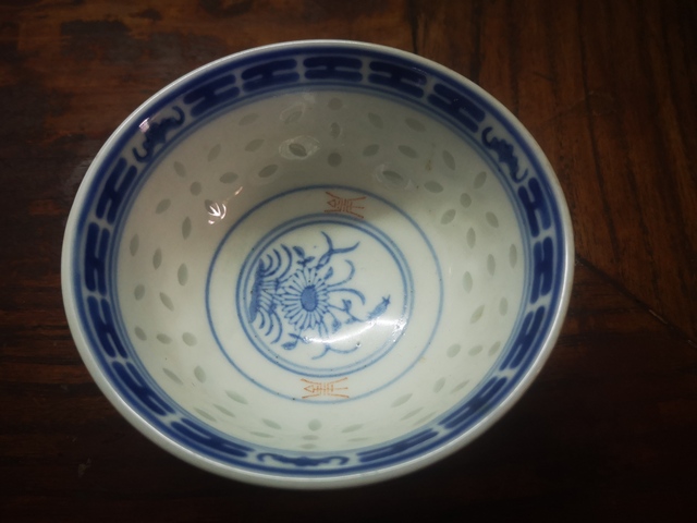 古玩陶瓷青花花卉紋玲瓏瓷碗拍賣，當(dāng)前價格3800元