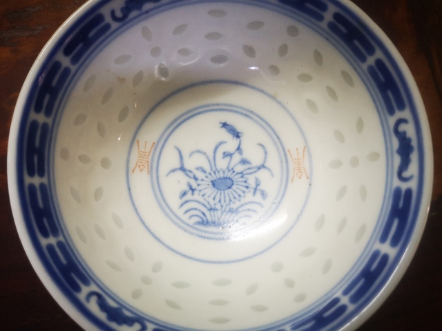 古玩陶瓷青花花卉紋玲瓏瓷碗拍賣，當(dāng)前價格3800元