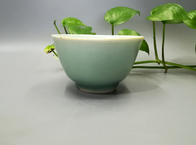 古玩陶瓷9厘米豆青精美壓手杯拍賣，當前價格666元