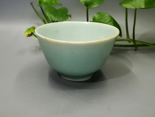 古玩陶瓷9厘米豆青精美壓手杯拍賣，當前價格666元