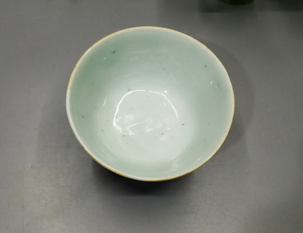 古玩陶瓷9厘米豆青精美壓手杯拍賣，當前價格666元