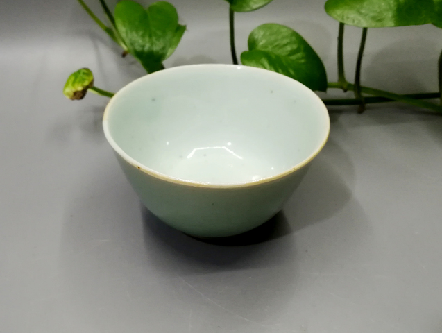 古玩陶瓷9厘米豆青精美壓手杯拍賣，當前價格666元