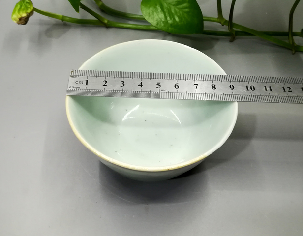 古玩陶瓷9厘米豆青精美壓手杯拍賣，當前價格666元