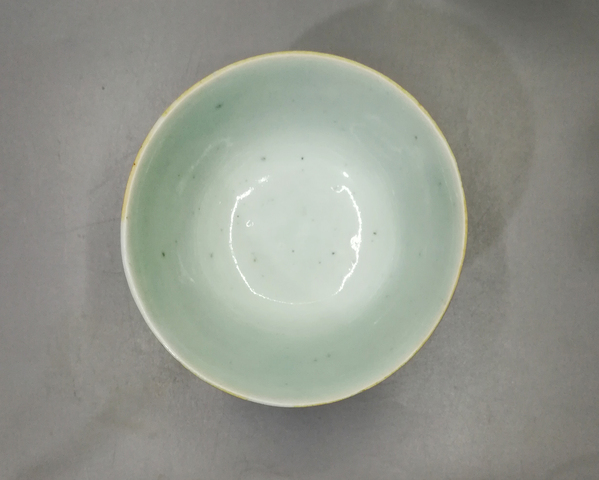 古玩陶瓷9厘米豆青精美壓手杯拍賣，當前價格666元