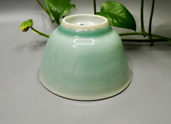 古玩陶瓷9厘米豆青精美壓手杯拍賣，當前價格666元