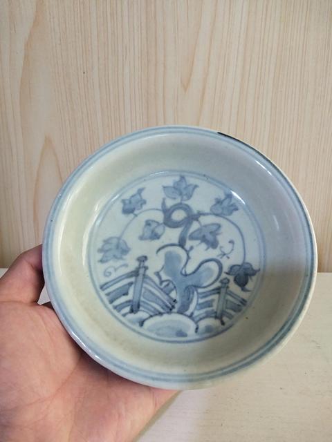 古玩陶瓷明代青花洞石欄柵花卉紋盤拍賣,當前價格8888元