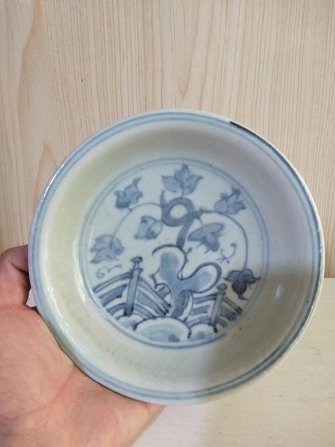 古玩陶瓷明代青花洞石欄柵花卉紋盤拍賣,當前價格8888元