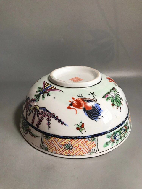 古玩陶瓷“大清乾隆年制”官窯款大雞圖廣彩大碗拍賣,當前價格1400元