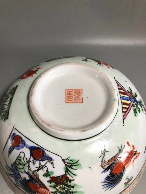 古玩陶瓷“大清乾隆年制”官窯款大雞圖廣彩大碗拍賣,當前價格1400元