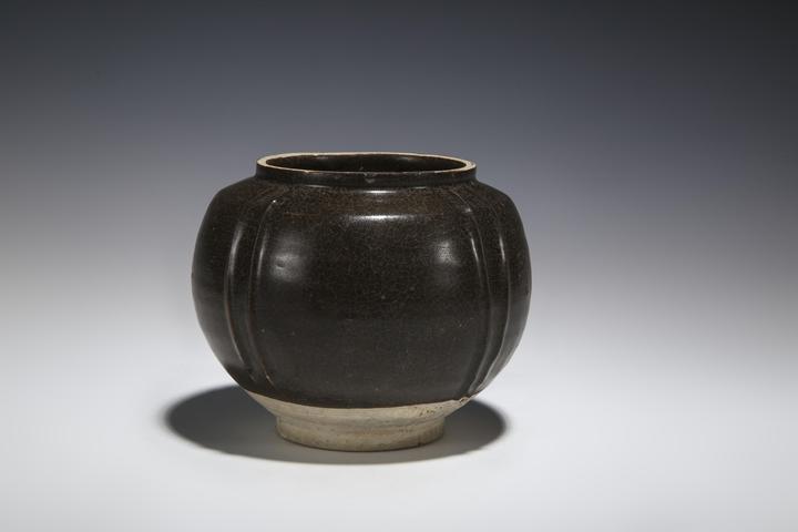 古玩陶瓷定窯系黑釉線條罐拍賣,當(dāng)前價(jià)格5000元