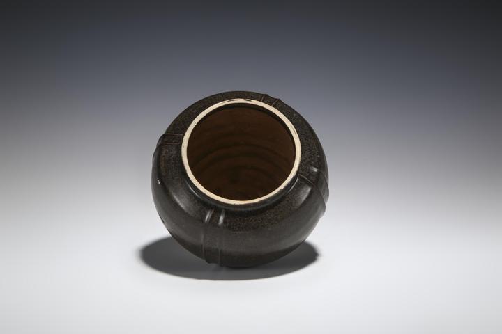 古玩陶瓷定窯系黑釉線條罐拍賣,當(dāng)前價(jià)格5000元