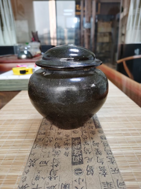 古玩陶瓷宋代的茶葉黑釉罐如果沒有沖線的話小幾萬拍賣，當(dāng)前價格3899元