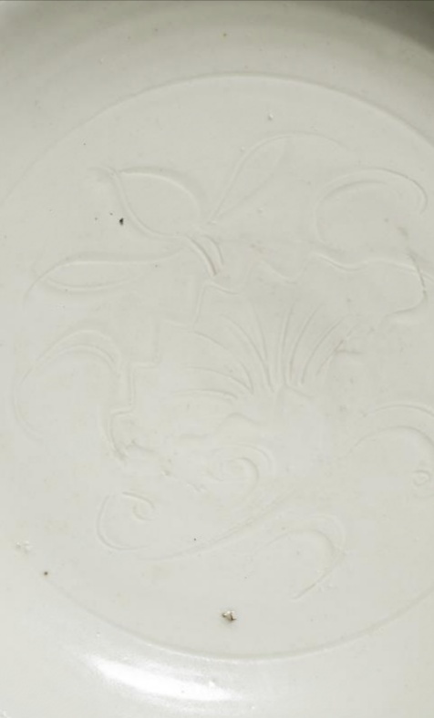 古玩陶瓷宋金時期定窯刻蓮紋大盤(五大名窯)拍賣,當(dāng)前價格80000元
