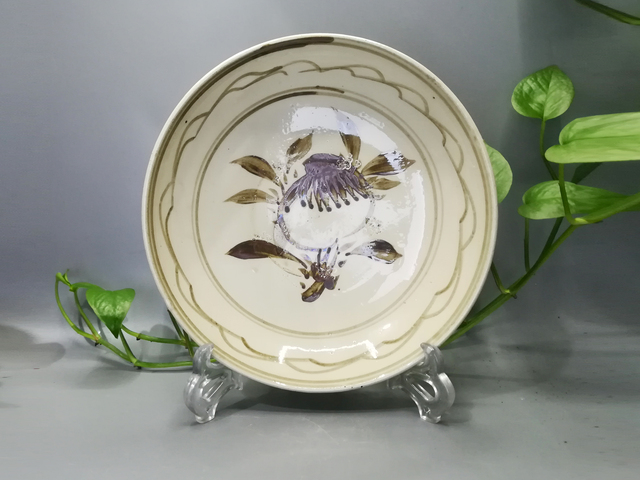 古玩陶瓷明磁州窯白底褐花壽桃盤(pán)拍賣(mài)，當(dāng)前價(jià)格880元