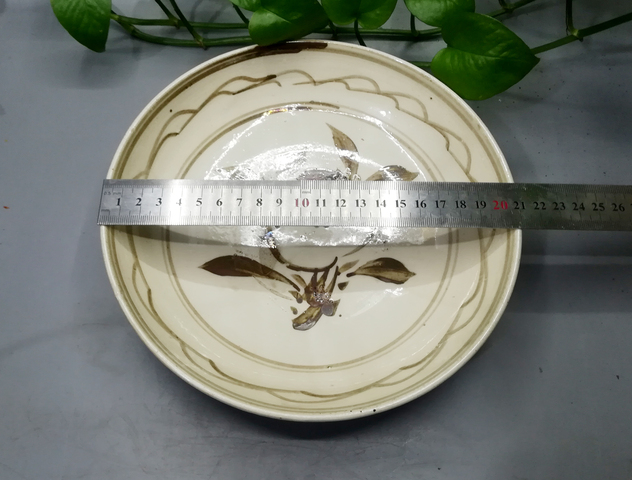 古玩陶瓷明磁州窯白底褐花壽桃盤(pán)拍賣(mài)，當(dāng)前價(jià)格880元