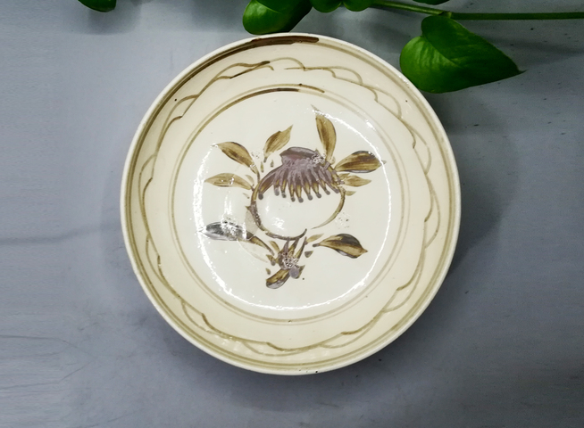 古玩陶瓷明磁州窯白底褐花壽桃盤(pán)拍賣(mài)，當(dāng)前價(jià)格880元