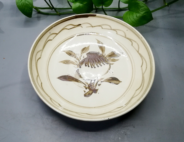 古玩陶瓷明磁州窯白底褐花壽桃盤(pán)拍賣(mài)，當(dāng)前價(jià)格880元