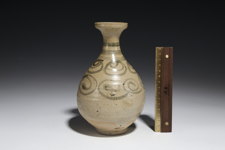 舶来品 中国古磁 本山西八義窯 手絵 紅緑彩 夔鳳紋 玉壺春瓶 酒器 花瓶 置物 明洪武釉里紅花卉紋玉壺春瓶| Chinese Art | 2025 | Sotheby's