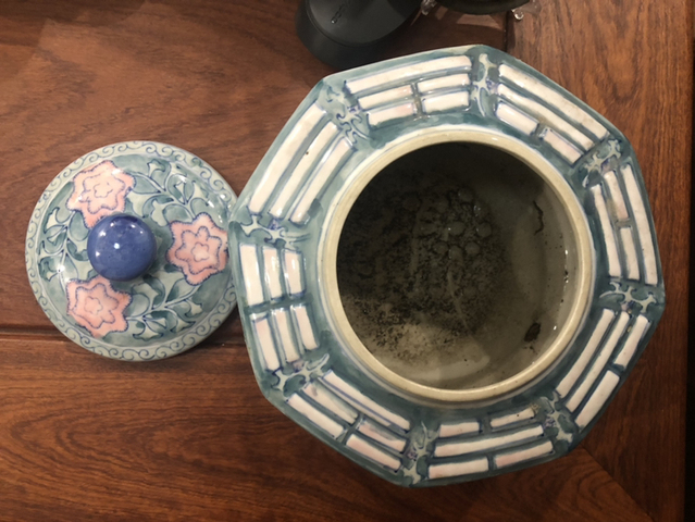 古玩陶瓷花卉紋蓋罐(精品)拍賣(mài),當(dāng)前價(jià)格199元