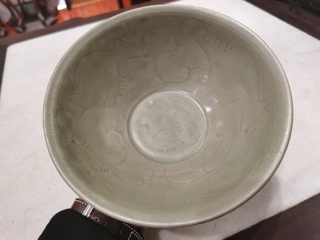 古玩陶瓷南宋龍泉窯青釉暗刻水波紋碗拍賣,當前價格6000元