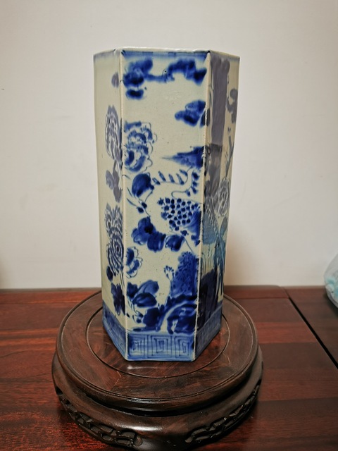 古玩陶瓷《官窯之家》青花鳳凰牡丹花卉紋六方帽筒拍賣(mài)，當(dāng)前價(jià)格388元