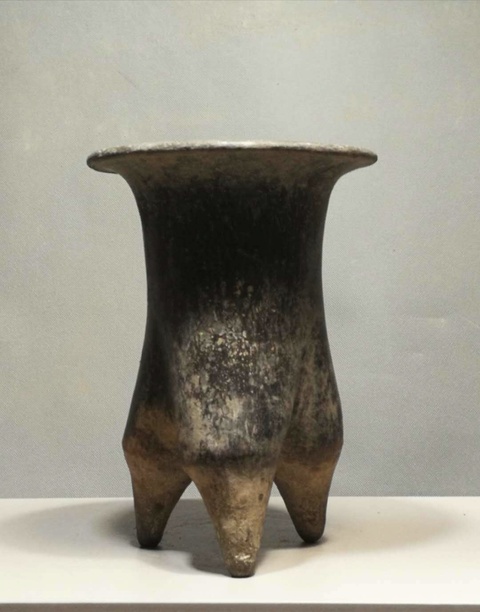 古玩陶瓷夏家店文化黑陶三足鬲（館藏精品）拍賣，當(dāng)前價(jià)格18000元