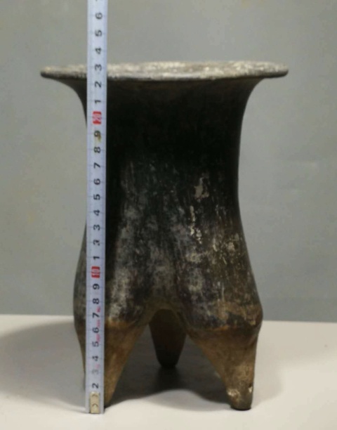 古玩陶瓷夏家店文化黑陶三足鬲（館藏精品）拍賣，當(dāng)前價(jià)格18000元