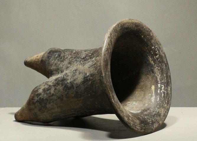古玩陶瓷夏家店文化黑陶三足鬲（館藏精品）拍賣，當(dāng)前價(jià)格18000元