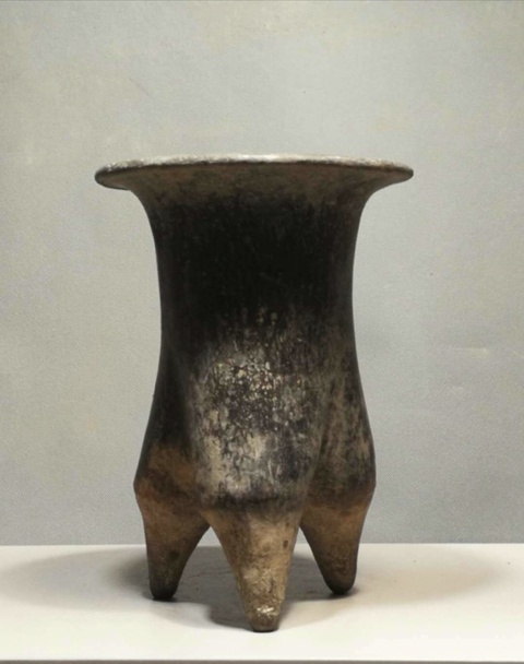古玩陶瓷夏家店文化黑陶三足鬲（館藏精品）拍賣，當(dāng)前價(jià)格18000元