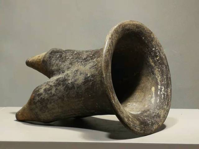 古玩陶瓷夏家店文化黑陶三足鬲（館藏精品）拍賣，當(dāng)前價(jià)格18000元