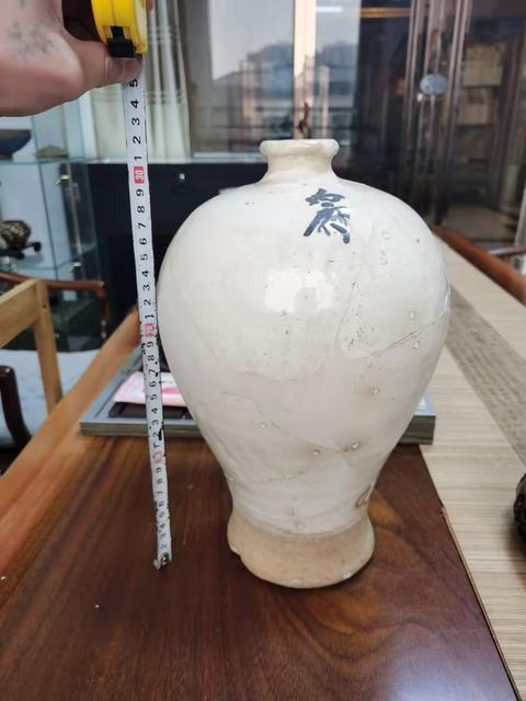 古玩陶瓷白地黑字內府款梅瓶，這個完整的話，什么概念？大家應該更明白石膏堆起來專家鑒定少了1萬至2萬拍賣，當前價格13999元