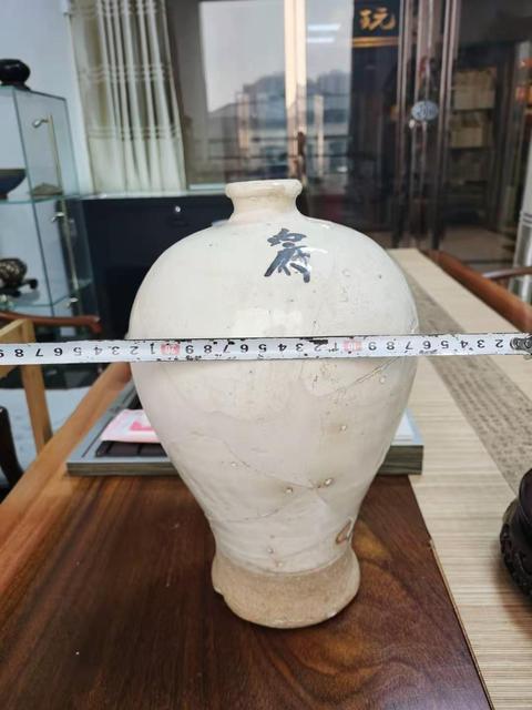 古玩陶瓷白地黑字內府款梅瓶，這個完整的話，什么概念？大家應該更明白石膏堆起來專家鑒定少了1萬至2萬拍賣，當前價格13999元