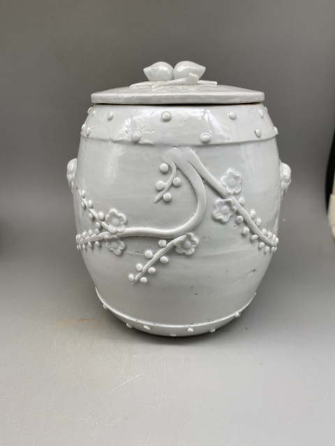 古玩陶瓷（優(yōu)品同款）清德化窯白釉貼塑罐拍賣，當(dāng)前價(jià)格930元