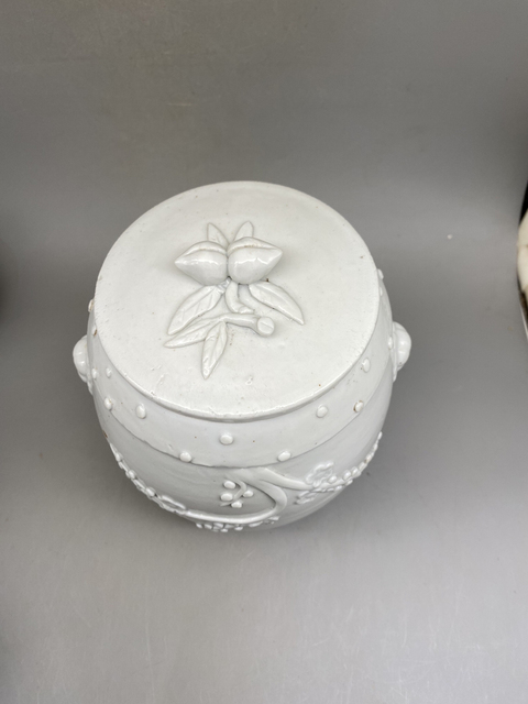 古玩陶瓷（優(yōu)品同款）清德化窯白釉貼塑罐拍賣，當(dāng)前價(jià)格930元