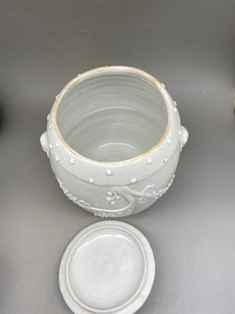 古玩陶瓷（優(yōu)品同款）清德化窯白釉貼塑罐拍賣，當(dāng)前價(jià)格930元