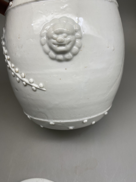 古玩陶瓷（優(yōu)品同款）清德化窯白釉貼塑罐拍賣，當(dāng)前價(jià)格930元