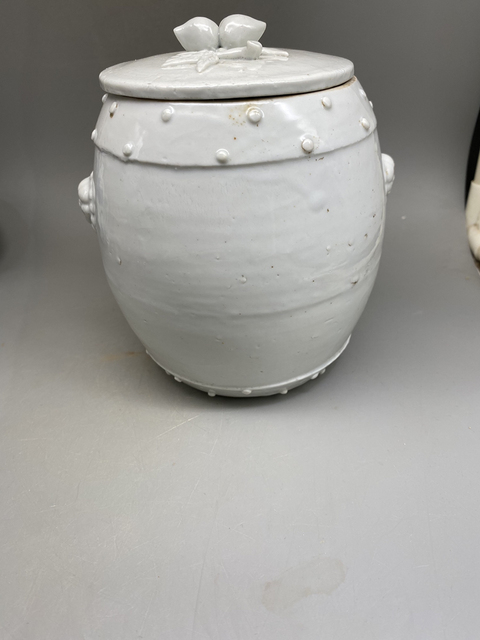 古玩陶瓷（優(yōu)品同款）清德化窯白釉貼塑罐拍賣，當(dāng)前價(jià)格930元