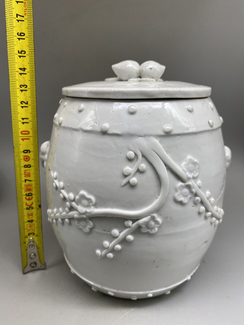 古玩陶瓷（優(yōu)品同款）清德化窯白釉貼塑罐拍賣，當(dāng)前價(jià)格930元
