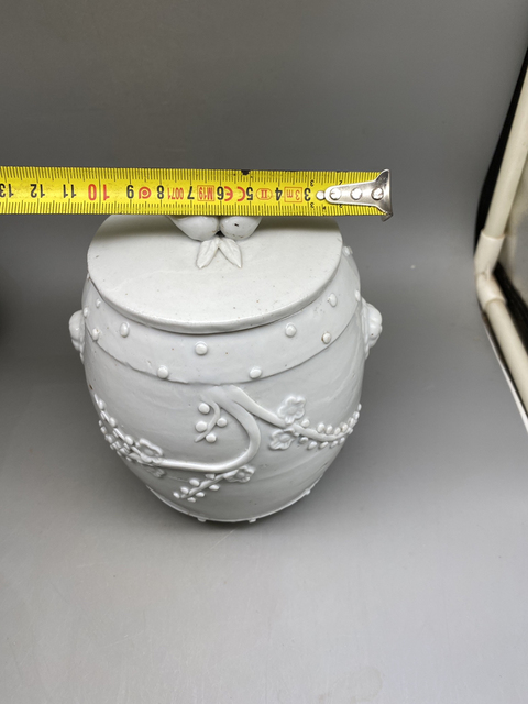 古玩陶瓷（優(yōu)品同款）清德化窯白釉貼塑罐拍賣，當(dāng)前價(jià)格930元