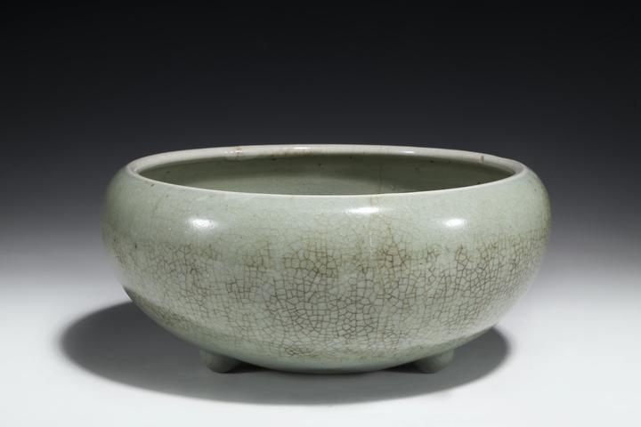 古玩陶瓷清乾隆·豆青釉三足爐拍賣，當(dāng)前價(jià)格2999元