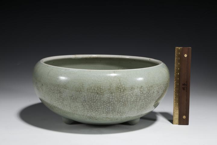 古玩陶瓷清乾隆·豆青釉三足爐拍賣，當(dāng)前價(jià)格2999元